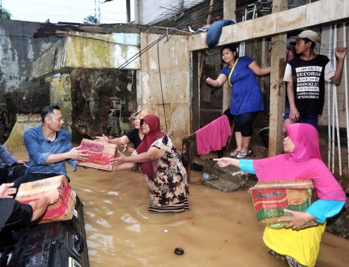 Dengan Perahu Karet, AHY Beri Bantuan Korban Banjir